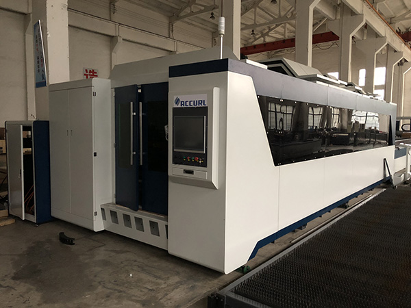 Découpeuse en métal de laser de fibre de 3000W avec le changeur protecteur de clôture et de palette